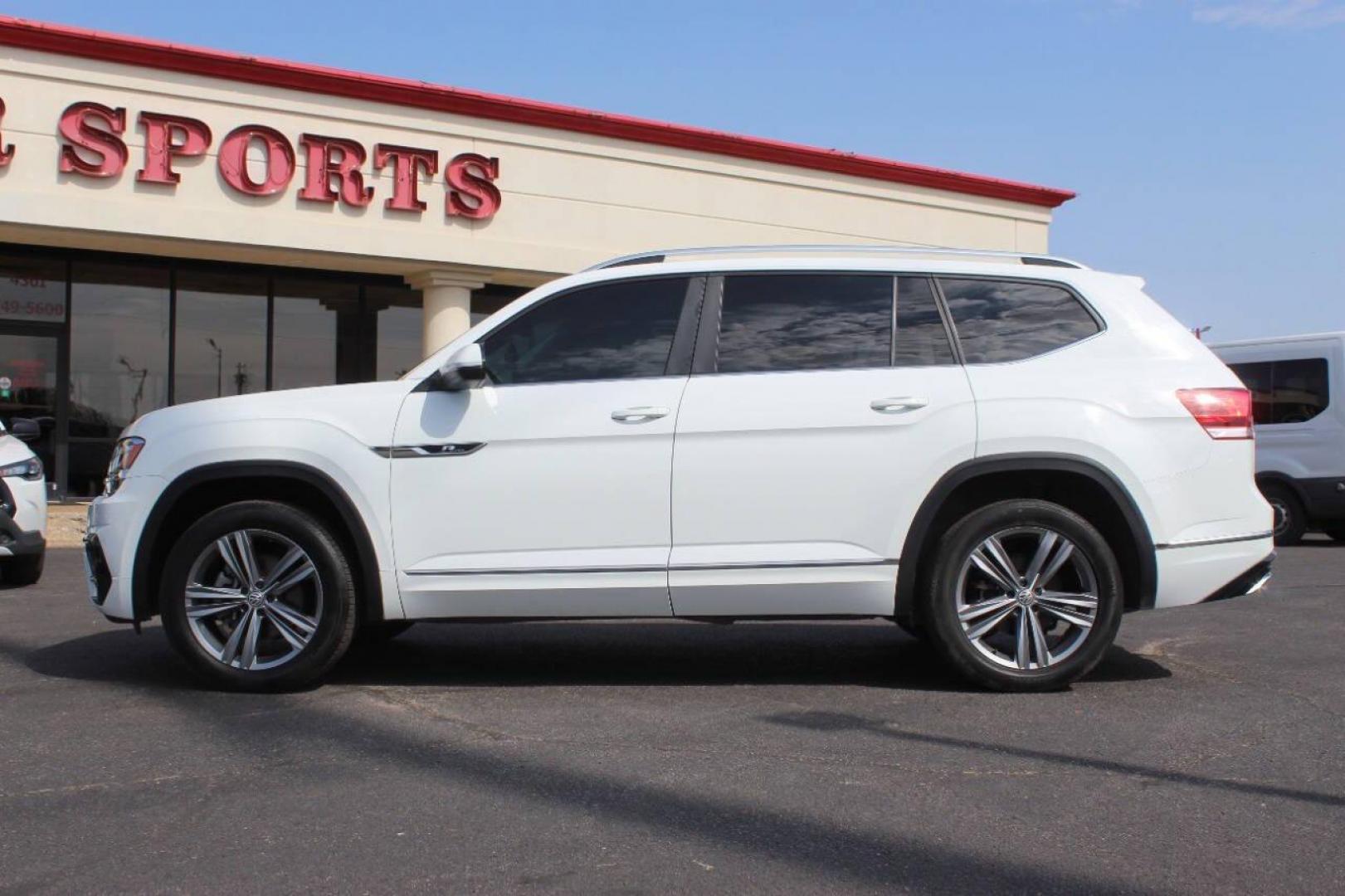 2019 White Volkswagen Atlas V6 SE w/Technology R-Line 4MOTION (1V2XR2CA8KC) with an 3.6L V6 DOHC 24V engine, 8A transmission, located at 4301 NW 39th , Oklahoma City, OK, 73112, (405) 949-5600, 35.512135, -97.598671 - NO DRIVERS LICENCE NO-FULL COVERAGE INSURANCE-NO CREDIT CHECK. COME ON OVER TO SUPERSPORTS AND TAKE A LOOK AND TEST DRIVE. PLEASE GIVE US A CALL AT (405) 949-5600. NO LICENSIA DE MANEJAR- NO SEGURO DE COBERTURA TOTAL- NO VERIFICACCION DE CREDITO. POR FAVOR VENGAN A SUPERSPORTS, ECHE UN - Photo#5