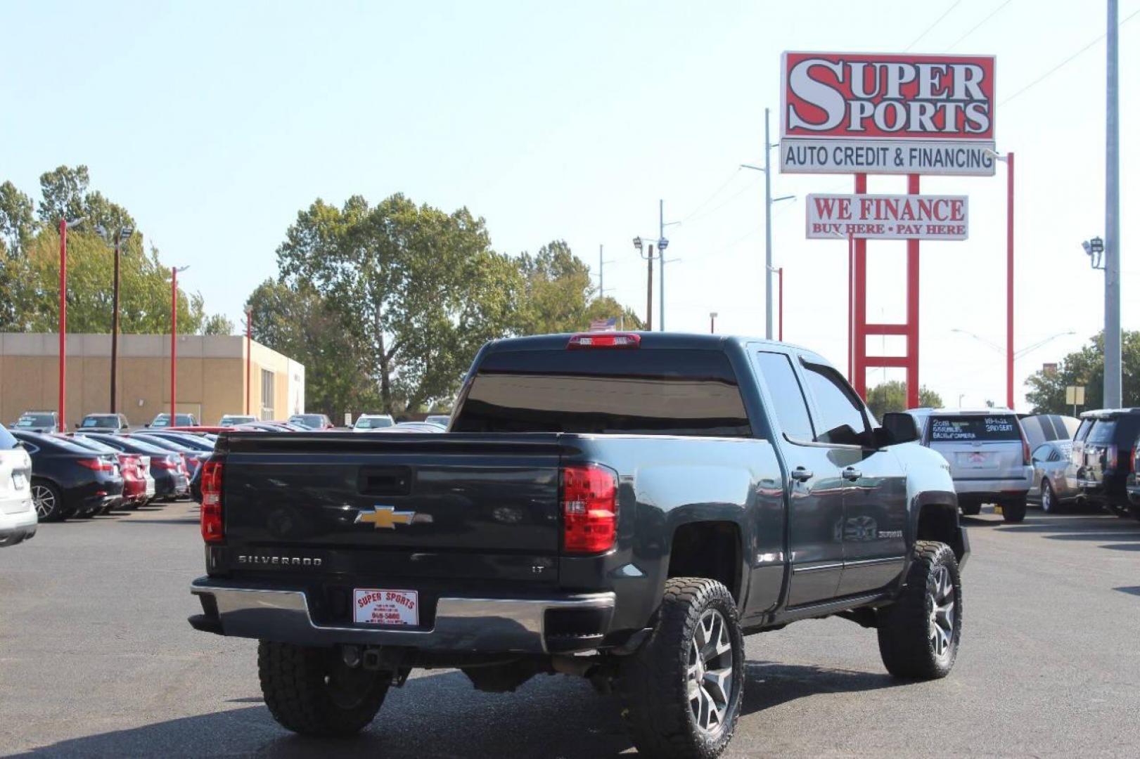 2018 Gray Chevrolet Silverado 1500 LT Double Cab 4WD (1GCVKREH9JZ) with an 4.3L V6 OHV 12V engine, 6A transmission, located at 4301 NW 39th , Oklahoma City, OK, 73112, (405) 949-5600, 35.512135, -97.598671 - NO DRIVERS LICENCE NO-FULL COVERAGE INSURANCE-NO CREDIT CHECK. COME ON OVER TO SUPERSPORTS AND TAKE A LOOK AND TEST DRIVE. PLEASE GIVE US A CALL AT (405) 949-5600. NO LICENSIA DE MANEJAR- NO SEGURO DE COBERTURA TOTAL- NO VERIFICACCION DE CREDITO. POR FAVOR VENGAN A SUPERSPORTS, ECHE UN - Photo#3