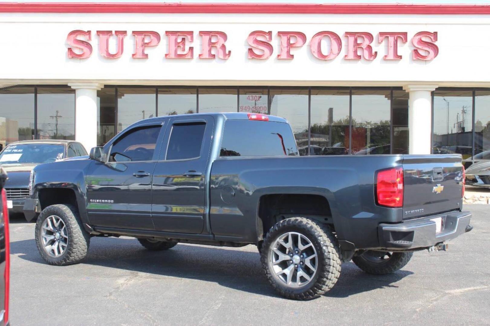 2018 Gray Chevrolet Silverado 1500 LT Double Cab 4WD (1GCVKREH9JZ) with an 4.3L V6 OHV 12V engine, 6A transmission, located at 4301 NW 39th , Oklahoma City, OK, 73112, (405) 949-5600, 35.512135, -97.598671 - NO DRIVERS LICENCE NO-FULL COVERAGE INSURANCE-NO CREDIT CHECK. COME ON OVER TO SUPERSPORTS AND TAKE A LOOK AND TEST DRIVE. PLEASE GIVE US A CALL AT (405) 949-5600. NO LICENSIA DE MANEJAR- NO SEGURO DE COBERTURA TOTAL- NO VERIFICACCION DE CREDITO. POR FAVOR VENGAN A SUPERSPORTS, ECHE UN - Photo#4