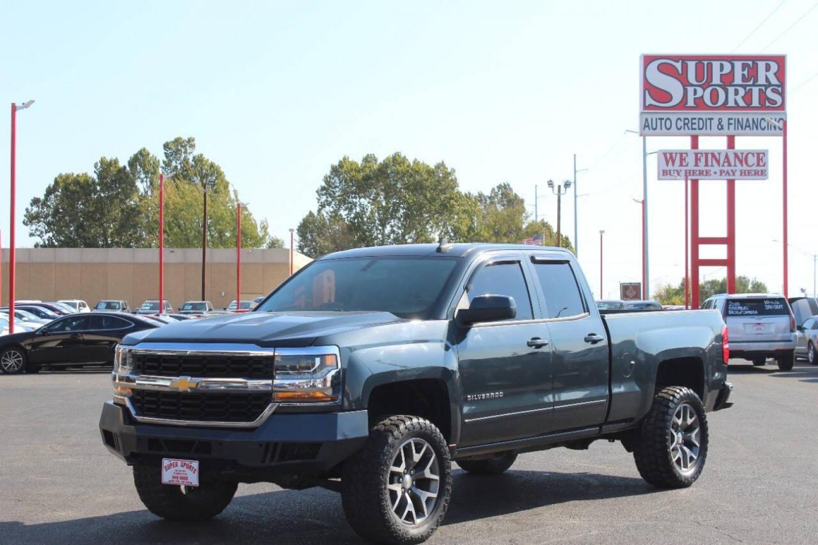 2018 Gray Chevrolet Silverado 1500 LT Double Cab 4WD (1GCVKREH9JZ) with an 4.3L V6 OHV 12V engine, 6A transmission, located at 4301 NW 39th , Oklahoma City, OK, 73112, (405) 949-5600, 35.512135, -97.598671 - NO DRIVERS LICENCE NO-FULL COVERAGE INSURANCE-NO CREDIT CHECK. COME ON OVER TO SUPERSPORTS AND TAKE A LOOK AND TEST DRIVE. PLEASE GIVE US A CALL AT (405) 949-5600. NO LICENSIA DE MANEJAR- NO SEGURO DE COBERTURA TOTAL- NO VERIFICACCION DE CREDITO. POR FAVOR VENGAN A SUPERSPORTS, ECHE UN - Photo#6