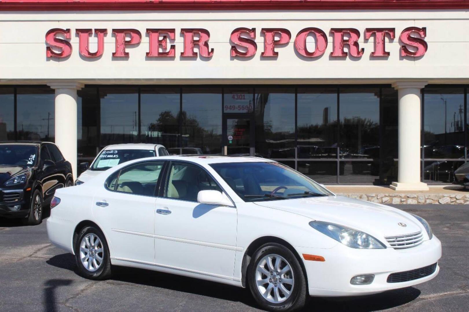 2003 White Lexus ES 300 Sedan (JTHBF30G735) with an 3.0L V6 DOHC 24V engine, 5-Speed Automatic Overdrive transmission, located at 4301 NW 39th , Oklahoma City, OK, 73112, (405) 949-5600, 35.512135, -97.598671 - Photo#0