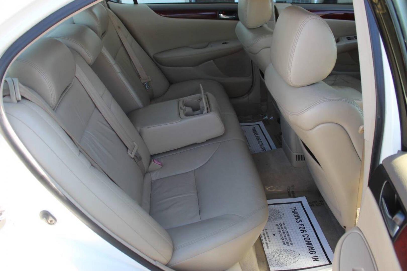 2003 White Lexus ES 300 Sedan (JTHBF30G735) with an 3.0L V6 DOHC 24V engine, 5-Speed Automatic Overdrive transmission, located at 4301 NW 39th , Oklahoma City, OK, 73112, (405) 949-5600, 35.512135, -97.598671 - Photo#10