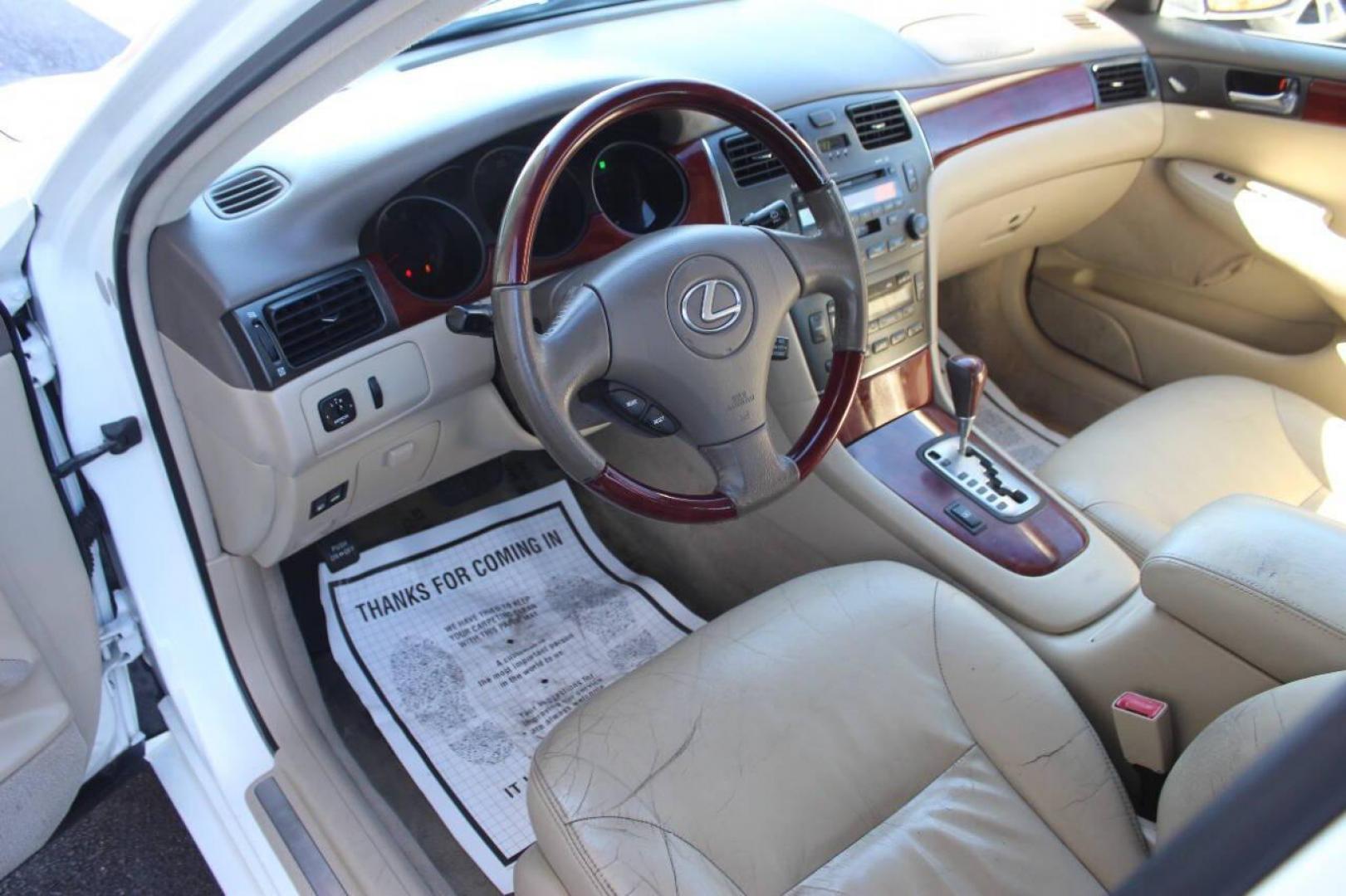 2003 White Lexus ES 300 Sedan (JTHBF30G735) with an 3.0L V6 DOHC 24V engine, 5-Speed Automatic Overdrive transmission, located at 4301 NW 39th , Oklahoma City, OK, 73112, (405) 949-5600, 35.512135, -97.598671 - Photo#15