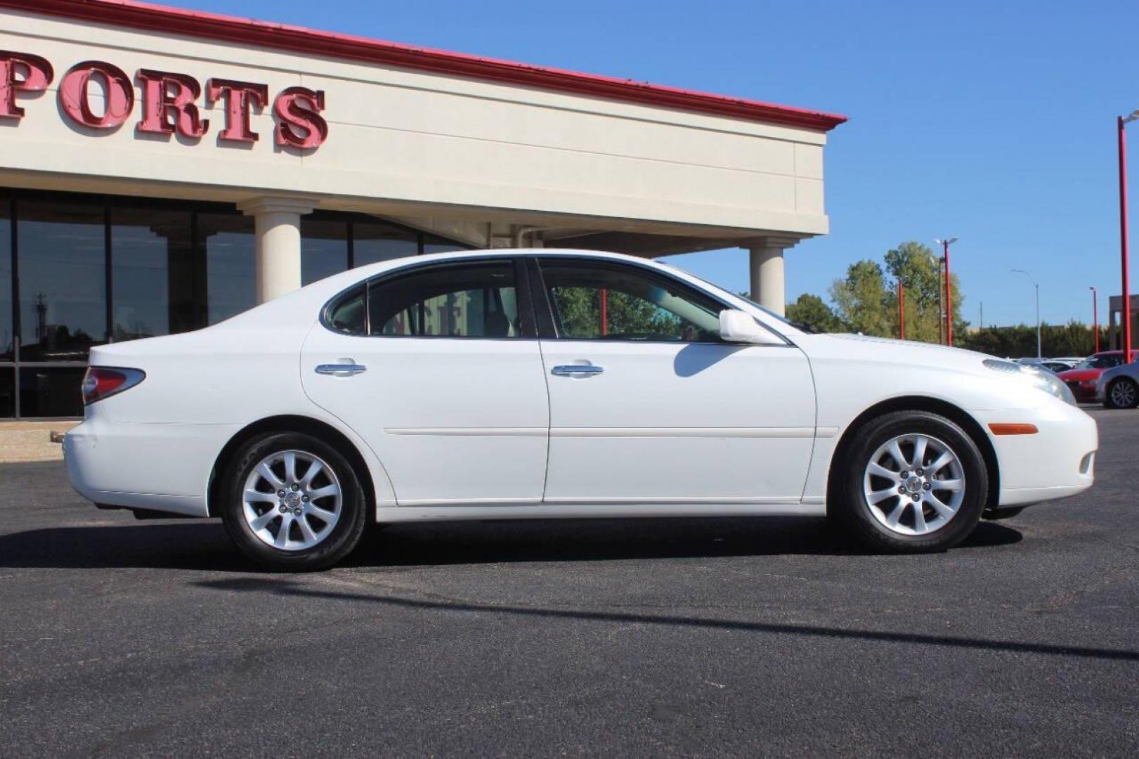 2003 White Lexus ES 300 Sedan (JTHBF30G735) with an 3.0L V6 DOHC 24V engine, 5-Speed Automatic Overdrive transmission, located at 4301 NW 39th , Oklahoma City, OK, 73112, (405) 949-5600, 35.512135, -97.598671 - Photo#2