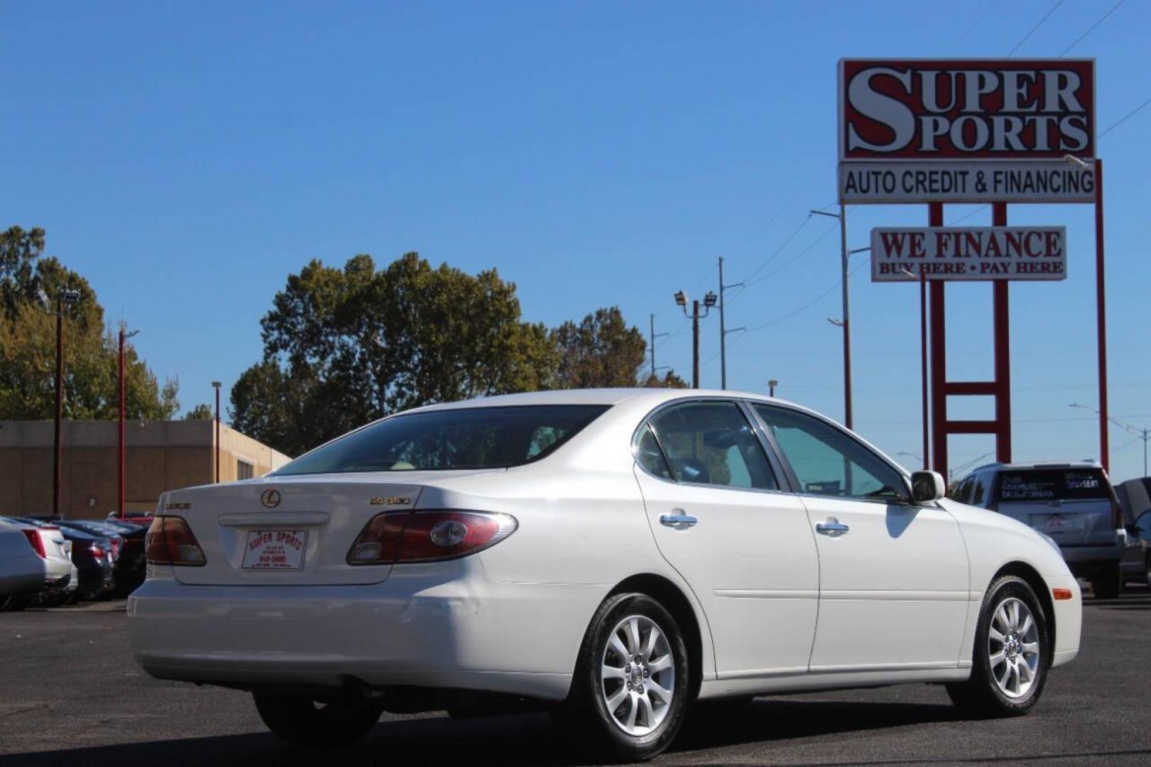 2003 White Lexus ES 300 Sedan (JTHBF30G735) with an 3.0L V6 DOHC 24V engine, 5-Speed Automatic Overdrive transmission, located at 4301 NW 39th , Oklahoma City, OK, 73112, (405) 949-5600, 35.512135, -97.598671 - Photo#3