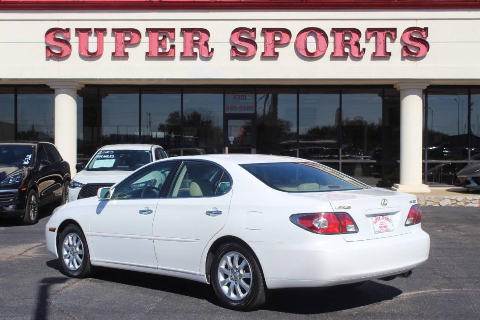 2003 White Lexus ES 300 Sedan (JTHBF30G735) with an 3.0L V6 DOHC 24V engine, 5-Speed Automatic Overdrive transmission, located at 4301 NW 39th , Oklahoma City, OK, 73112, (405) 949-5600, 35.512135, -97.598671 - Photo#4