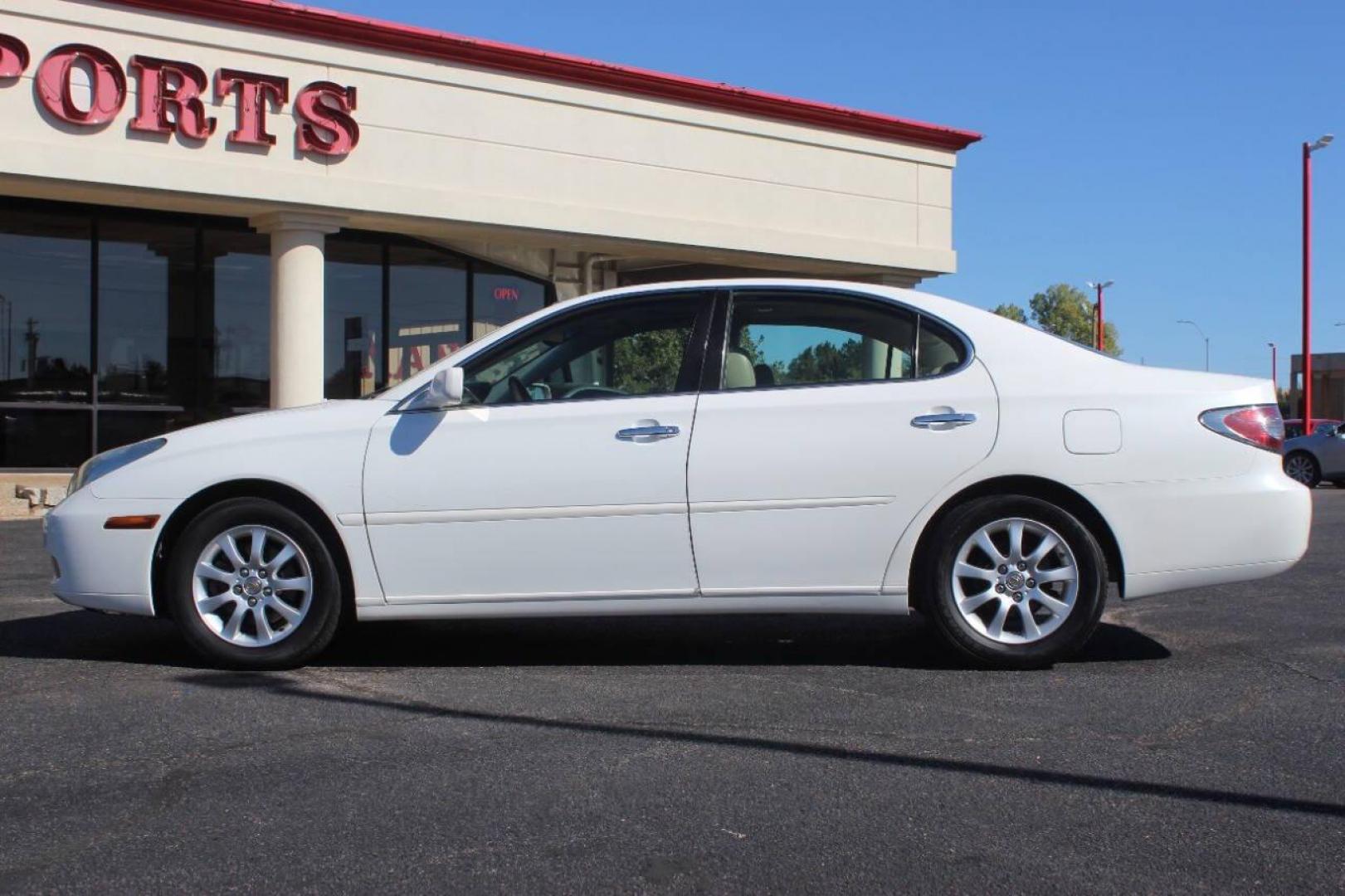 2003 White Lexus ES 300 Sedan (JTHBF30G735) with an 3.0L V6 DOHC 24V engine, 5-Speed Automatic Overdrive transmission, located at 4301 NW 39th , Oklahoma City, OK, 73112, (405) 949-5600, 35.512135, -97.598671 - Photo#5