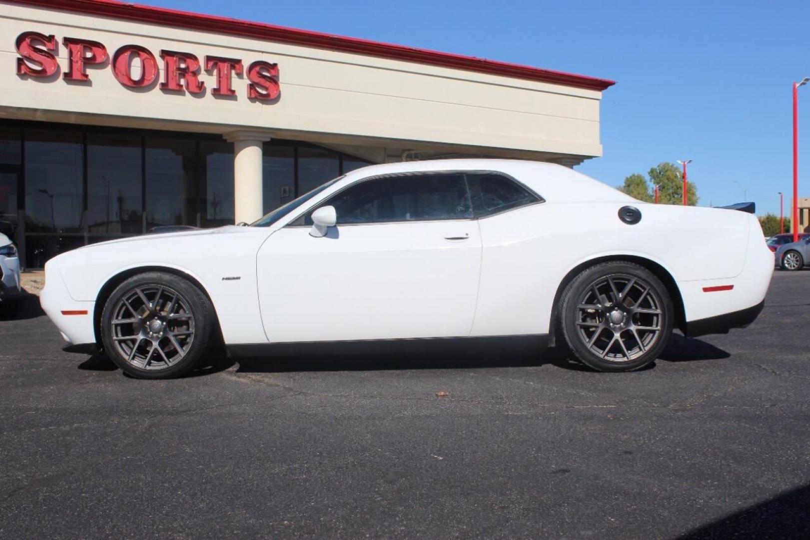 2018 White Dodge Challenger R/T Plus (2C3CDZBT2JH) with an 5.7L V8 OHV 16V engine, 6A transmission, located at 4301 NW 39th , Oklahoma City, OK, 73112, (405) 949-5600, 35.512135, -97.598671 - NO DRIVERS LICENCE NO-FULL COVERAGE INSURANCE-NO CREDIT CHECK. COME ON OVER TO SUPERSPORTS AND TAKE A LOOK AND TEST DRIVE. PLEASE GIVE US A CALL AT (405) 949-5600. NO LICENSIA DE MANEJAR- NO SEGURO DE COBERTURA TOTAL- NO VERIFICACCION DE CREDITO. POR FAVOR VENGAN A SUPERSPORTS, ECHE UN - Photo#5