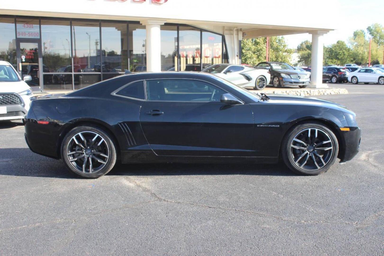 2013 Black Chevrolet Camaro LS Coupe (2G1FA1E31D9) with an 3.6L V6 DOHC 24V FFV engine, 6-Speed Automatic transmission, located at 4301 NW 39th , Oklahoma City, OK, 73112, (405) 949-5600, 35.512135, -97.598671 - NO DRIVERS LICENCE NO-FULL COVERAGE INSURANCE-NO CREDIT CHECK. COME ON OVER TO SUPERSPORTS AND TAKE A LOOK AND TEST DRIVE. PLEASE GIVE US A CALL AT (405) 949-5600. NO LICENSIA DE MANEJAR- NO SEGURO DE COBERTURA TOTAL- NO VERIFICACCION DE CREDITO. POR FAVOR VENGAN A SUPERSPORTS, ECHE UN - Photo#2