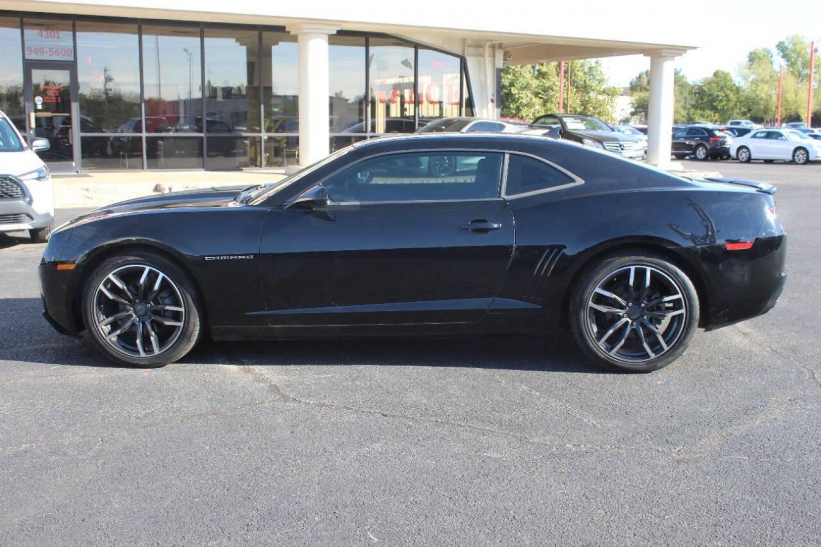 2013 Black Chevrolet Camaro LS Coupe (2G1FA1E31D9) with an 3.6L V6 DOHC 24V FFV engine, 6-Speed Automatic transmission, located at 4301 NW 39th , Oklahoma City, OK, 73112, (405) 949-5600, 35.512135, -97.598671 - NO DRIVERS LICENCE NO-FULL COVERAGE INSURANCE-NO CREDIT CHECK. COME ON OVER TO SUPERSPORTS AND TAKE A LOOK AND TEST DRIVE. PLEASE GIVE US A CALL AT (405) 949-5600. NO LICENSIA DE MANEJAR- NO SEGURO DE COBERTURA TOTAL- NO VERIFICACCION DE CREDITO. POR FAVOR VENGAN A SUPERSPORTS, ECHE UN - Photo#5