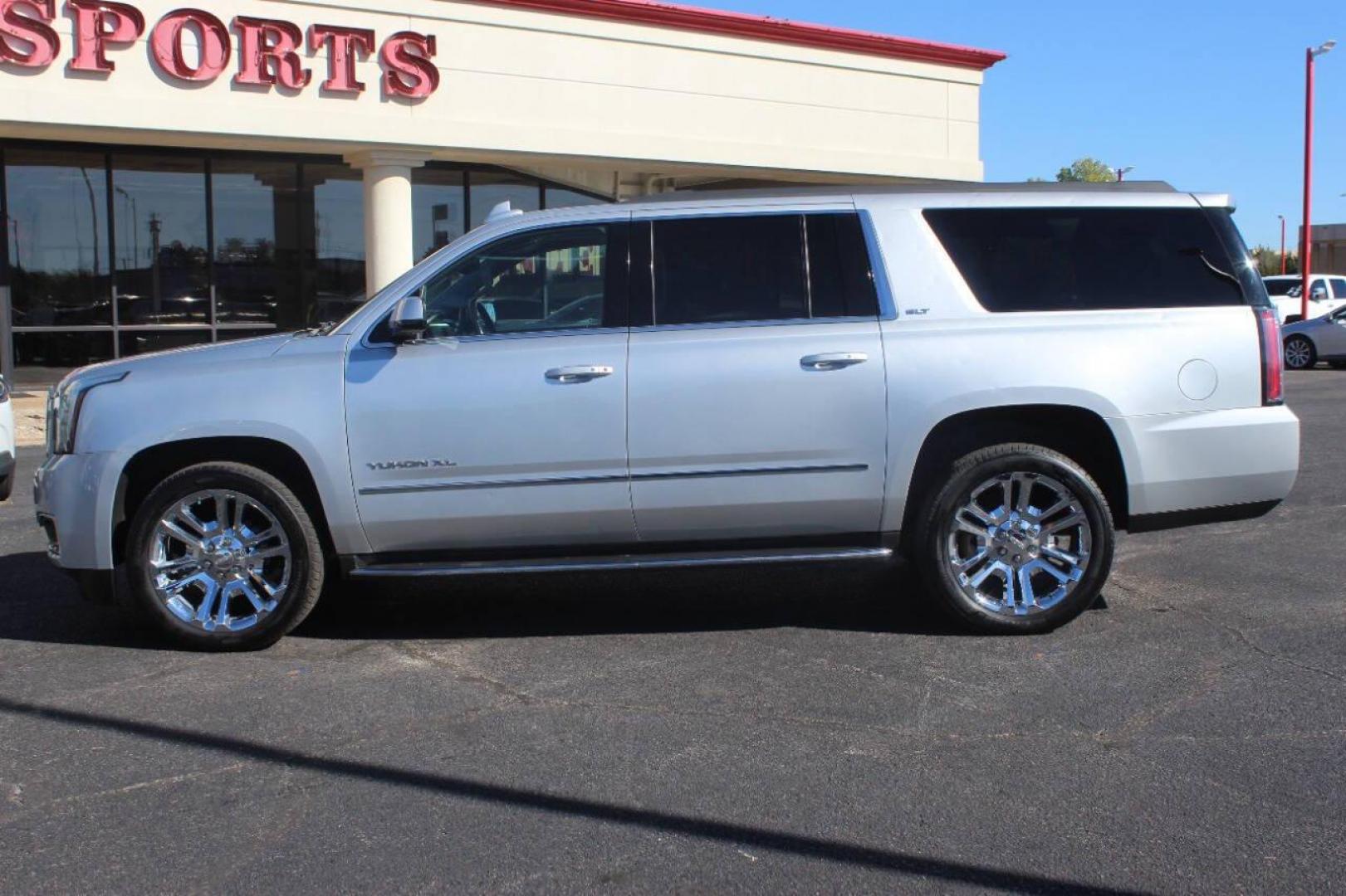 2018 Silver GMC Yukon XL SLT 4WD (1GKS2GKC7JR) with an 5.3L V8 OHV 16V engine, 6A transmission, located at 4301 NW 39th , Oklahoma City, OK, 73112, (405) 949-5600, 35.512135, -97.598671 - NO DRIVERS LICENCE NO-FULL COVERAGE INSURANCE-NO CREDIT CHECK. COME ON OVER TO SUPERSPORTS AND TAKE A LOOK AND TEST DRIVE. PLEASE GIVE US A CALL AT (405) 949-5600. NO LICENSIA DE MANEJAR- NO SEGURO DE COBERTURA TOTAL- NO VERIFICACCION DE CREDITO. POR FAVOR VENGAN A SUPERSPORTS, ECHE UN - Photo#5