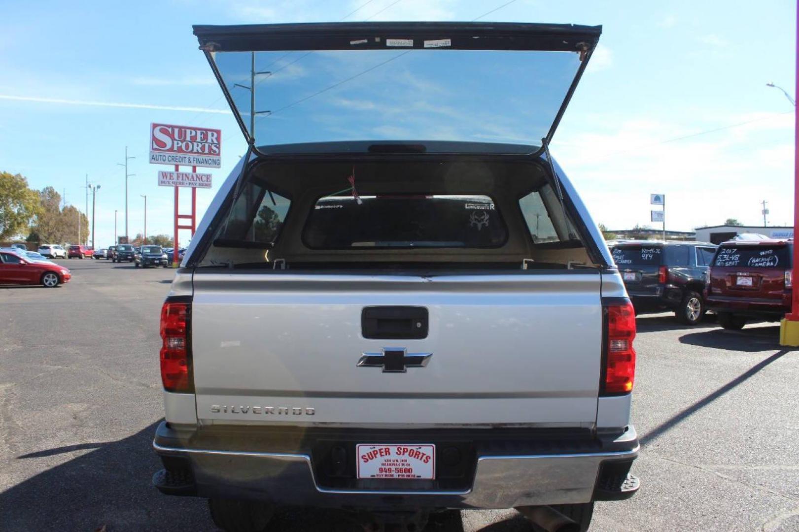 2015 Gray Chevrolet Silverado 2500HD LT Crew Cab Long Box 4WD (1GC1KVEG5FF) with an 6.0L V8 OHV 16V FFV engine, 6-Speed Automatic transmission, located at 4301 NW 39th , Oklahoma City, OK, 73112, (405) 949-5600, 35.512135, -97.598671 - NO DRIVERS LICENCE NO-FULL COVERAGE INSURANCE-NO CREDIT CHECK. COME ON OVER TO SUPERSPORTS AND TAKE A LOOK AND TEST DRIVE. PLEASE GIVE US A CALL AT (405) 949-5600. NO LICENSIA DE MANEJAR- NO SEGURO DE COBERTURA TOTAL- NO VERIFICACCION DE CREDITO. POR FAVOR VENGAN A SUPERSPORTS, ECHE UN - Photo#12