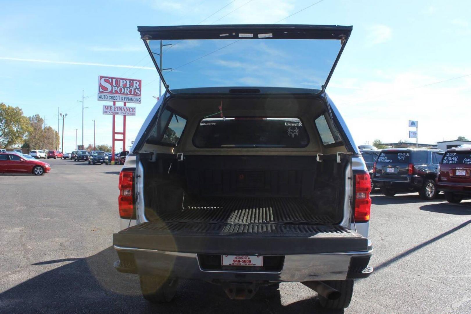 2015 Gray Chevrolet Silverado 2500HD LT Crew Cab Long Box 4WD (1GC1KVEG5FF) with an 6.0L V8 OHV 16V FFV engine, 6-Speed Automatic transmission, located at 4301 NW 39th , Oklahoma City, OK, 73112, (405) 949-5600, 35.512135, -97.598671 - NO DRIVERS LICENCE NO-FULL COVERAGE INSURANCE-NO CREDIT CHECK. COME ON OVER TO SUPERSPORTS AND TAKE A LOOK AND TEST DRIVE. PLEASE GIVE US A CALL AT (405) 949-5600. NO LICENSIA DE MANEJAR- NO SEGURO DE COBERTURA TOTAL- NO VERIFICACCION DE CREDITO. POR FAVOR VENGAN A SUPERSPORTS, ECHE UN - Photo#13