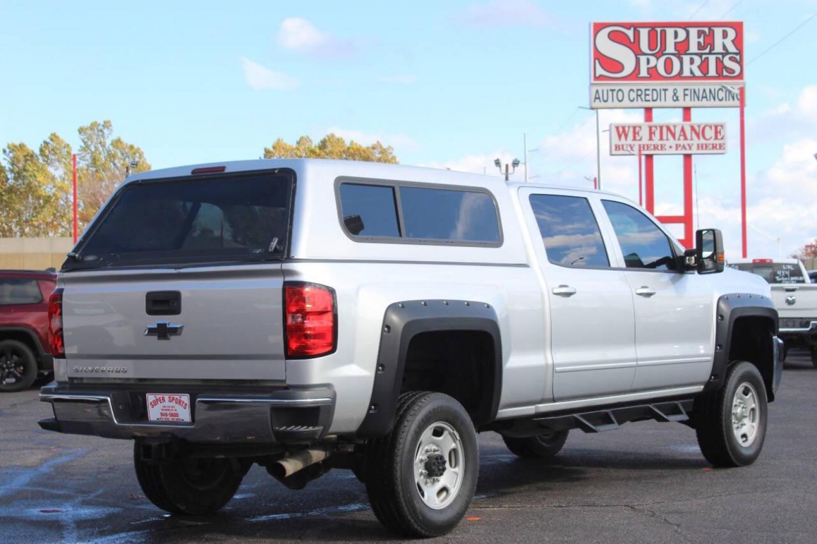 2015 Gray Chevrolet Silverado 2500HD LT Crew Cab Long Box 4WD (1GC1KVEG5FF) with an 6.0L V8 OHV 16V FFV engine, 6-Speed Automatic transmission, located at 4301 NW 39th , Oklahoma City, OK, 73112, (405) 949-5600, 35.512135, -97.598671 - NO DRIVERS LICENCE NO-FULL COVERAGE INSURANCE-NO CREDIT CHECK. COME ON OVER TO SUPERSPORTS AND TAKE A LOOK AND TEST DRIVE. PLEASE GIVE US A CALL AT (405) 949-5600. NO LICENSIA DE MANEJAR- NO SEGURO DE COBERTURA TOTAL- NO VERIFICACCION DE CREDITO. POR FAVOR VENGAN A SUPERSPORTS, ECHE UN - Photo#3