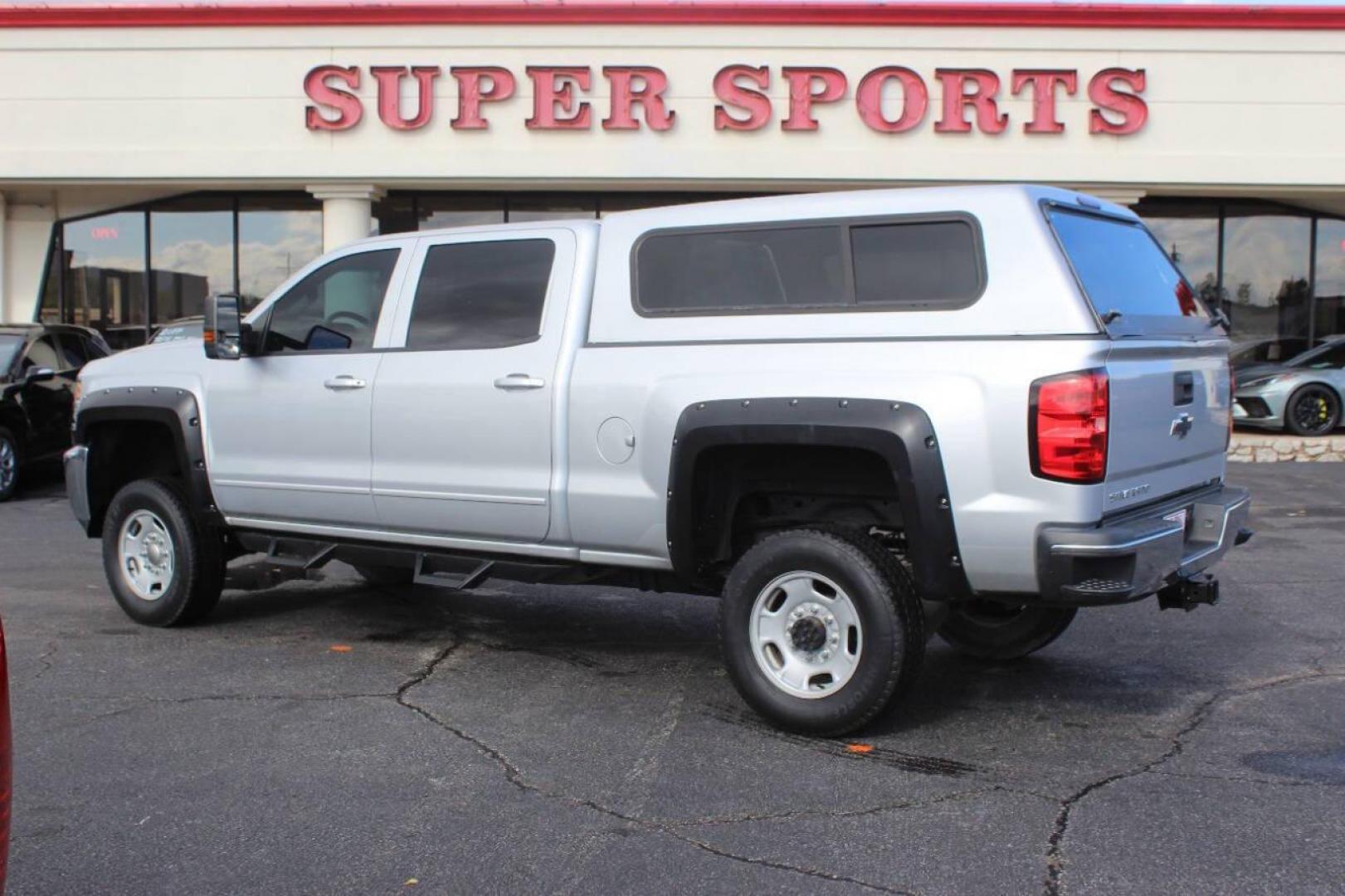 2015 Gray Chevrolet Silverado 2500HD LT Crew Cab Long Box 4WD (1GC1KVEG5FF) with an 6.0L V8 OHV 16V FFV engine, 6-Speed Automatic transmission, located at 4301 NW 39th , Oklahoma City, OK, 73112, (405) 949-5600, 35.512135, -97.598671 - NO DRIVERS LICENCE NO-FULL COVERAGE INSURANCE-NO CREDIT CHECK. COME ON OVER TO SUPERSPORTS AND TAKE A LOOK AND TEST DRIVE. PLEASE GIVE US A CALL AT (405) 949-5600. NO LICENSIA DE MANEJAR- NO SEGURO DE COBERTURA TOTAL- NO VERIFICACCION DE CREDITO. POR FAVOR VENGAN A SUPERSPORTS, ECHE UN - Photo#4