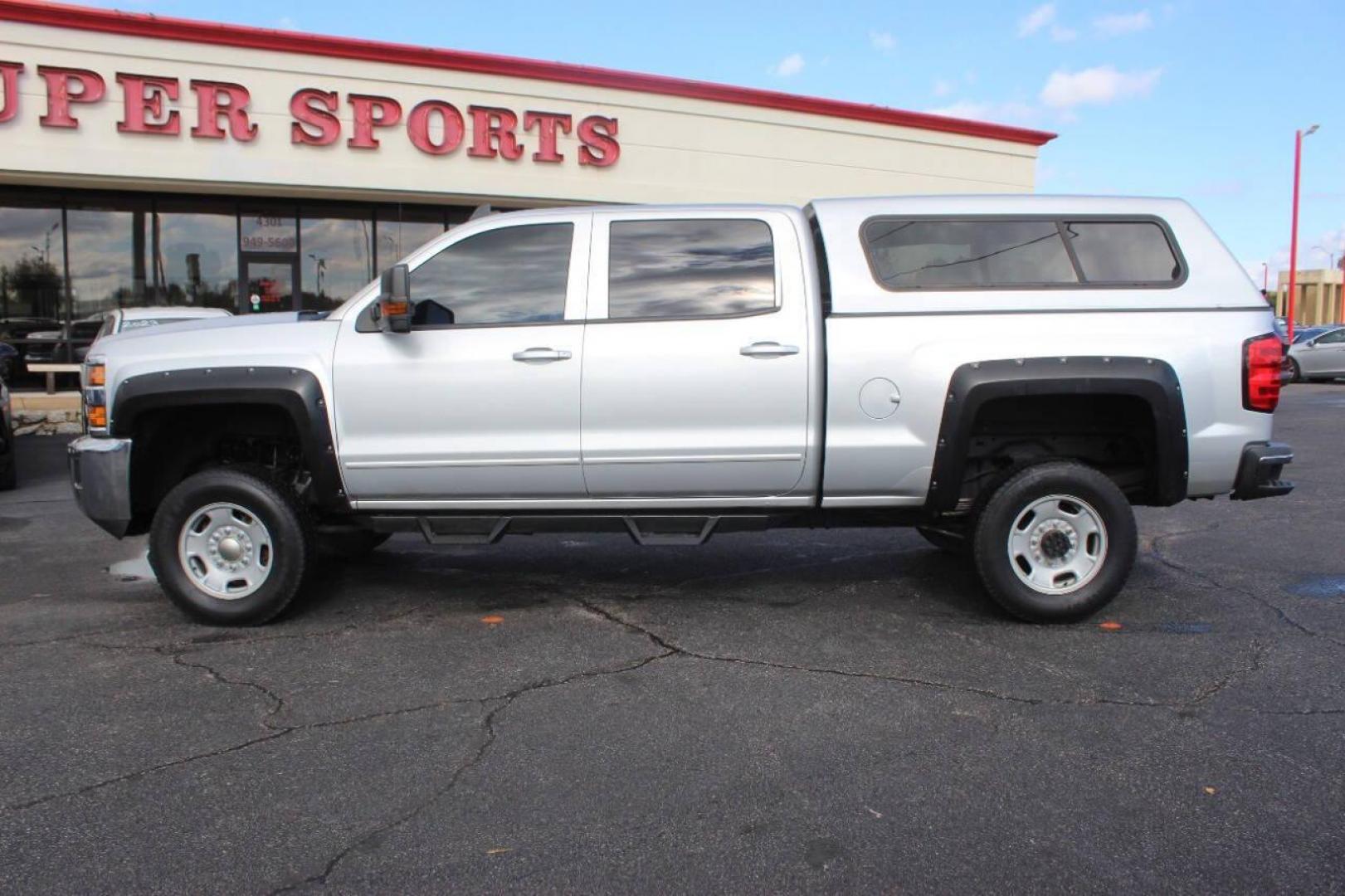 2015 Gray Chevrolet Silverado 2500HD LT Crew Cab Long Box 4WD (1GC1KVEG5FF) with an 6.0L V8 OHV 16V FFV engine, 6-Speed Automatic transmission, located at 4301 NW 39th , Oklahoma City, OK, 73112, (405) 949-5600, 35.512135, -97.598671 - NO DRIVERS LICENCE NO-FULL COVERAGE INSURANCE-NO CREDIT CHECK. COME ON OVER TO SUPERSPORTS AND TAKE A LOOK AND TEST DRIVE. PLEASE GIVE US A CALL AT (405) 949-5600. NO LICENSIA DE MANEJAR- NO SEGURO DE COBERTURA TOTAL- NO VERIFICACCION DE CREDITO. POR FAVOR VENGAN A SUPERSPORTS, ECHE UN - Photo#5