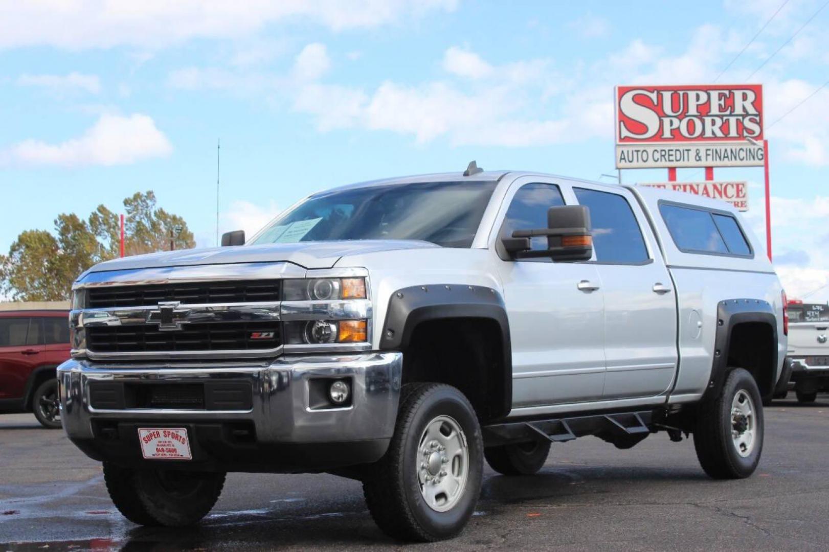 2015 Gray Chevrolet Silverado 2500HD LT Crew Cab Long Box 4WD (1GC1KVEG5FF) with an 6.0L V8 OHV 16V FFV engine, 6-Speed Automatic transmission, located at 4301 NW 39th , Oklahoma City, OK, 73112, (405) 949-5600, 35.512135, -97.598671 - NO DRIVERS LICENCE NO-FULL COVERAGE INSURANCE-NO CREDIT CHECK. COME ON OVER TO SUPERSPORTS AND TAKE A LOOK AND TEST DRIVE. PLEASE GIVE US A CALL AT (405) 949-5600. NO LICENSIA DE MANEJAR- NO SEGURO DE COBERTURA TOTAL- NO VERIFICACCION DE CREDITO. POR FAVOR VENGAN A SUPERSPORTS, ECHE UN - Photo#6