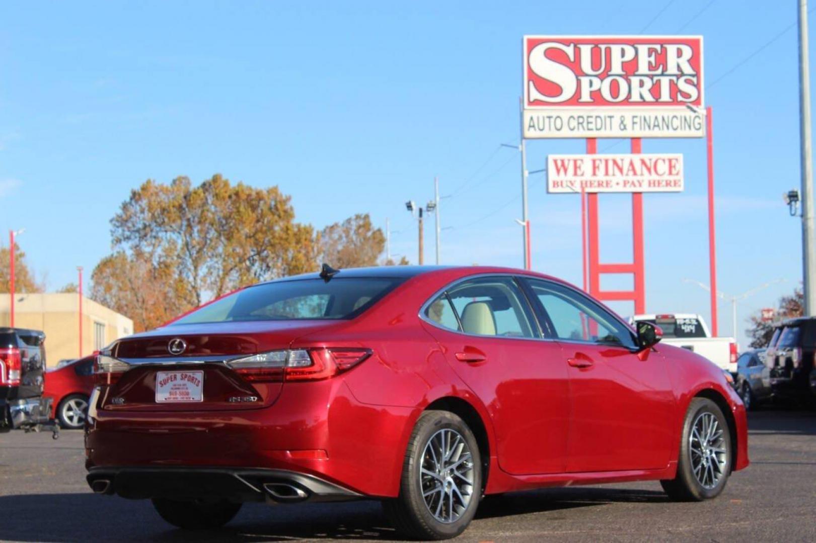 2018 Red Lexus ES 350 Sedan (58ABK1GG0JU) with an 3.5L V6 DOHC 24V engine, 6A transmission, located at 4301 NW 39th , Oklahoma City, OK, 73112, (405) 949-5600, 35.512135, -97.598671 - NO DRIVERS LICENCE NO-FULL COVERAGE INSURANCE-NO CREDIT CHECK. COME ON OVER TO SUPERSPORTS AND TAKE A LOOK AND TEST DRIVE. PLEASE GIVE US A CALL AT (405) 949-5600. NO LICENSIA DE MANEJAR- NO SEGURO DE COBERTURA TOTAL- NO VERIFICACCION DE CREDITO. POR FAVOR VENGAN A SUPERSPORTS, ECHE UN - Photo#3