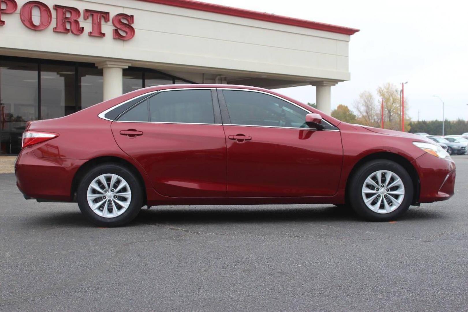 2017 Maroon Toyota Camry SE (4T1BF1FK9HU) with an 2.5L L4 DOHC 16V engine, 6A transmission, located at 4301 NW 39th , Oklahoma City, OK, 73112, (405) 949-5600, 35.512135, -97.598671 - Photo#2