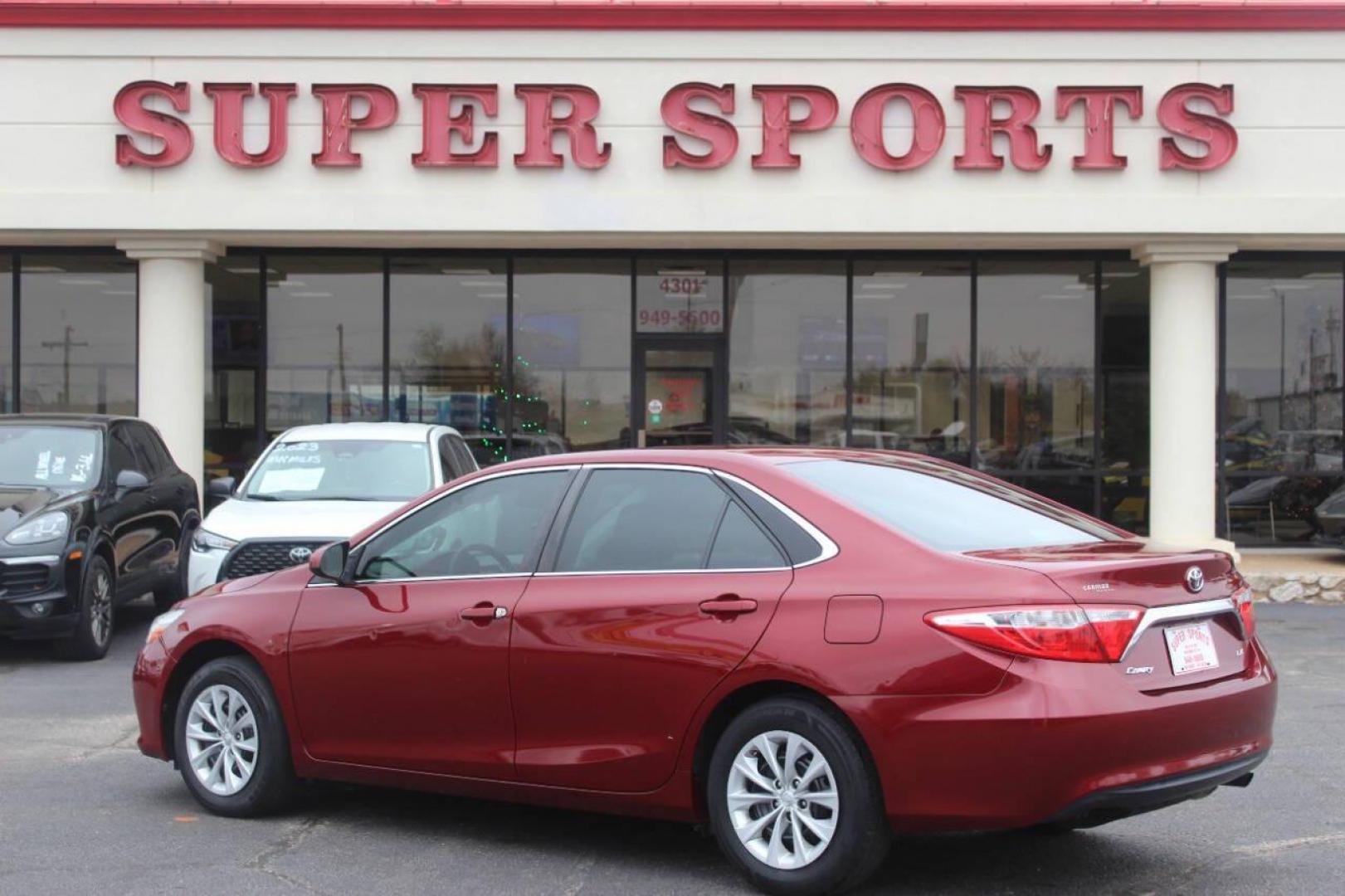 2017 Maroon Toyota Camry SE (4T1BF1FK9HU) with an 2.5L L4 DOHC 16V engine, 6A transmission, located at 4301 NW 39th , Oklahoma City, OK, 73112, (405) 949-5600, 35.512135, -97.598671 - Photo#4