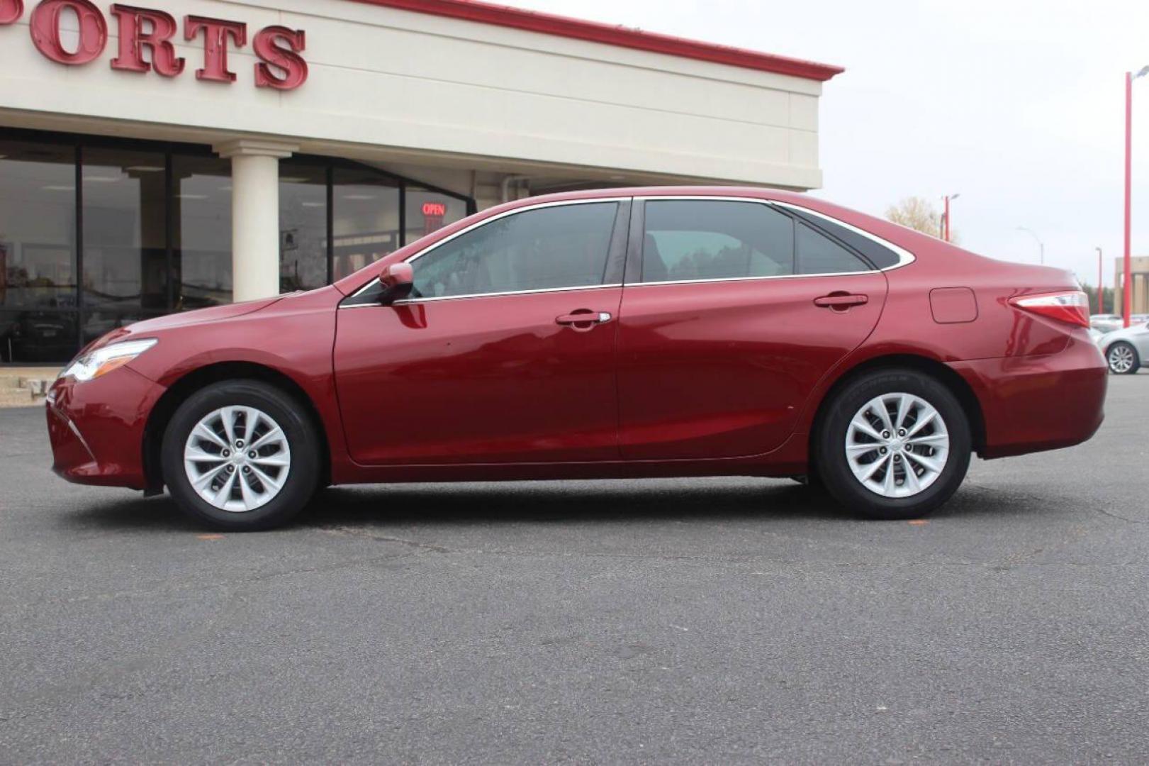 2017 Maroon Toyota Camry SE (4T1BF1FK9HU) with an 2.5L L4 DOHC 16V engine, 6A transmission, located at 4301 NW 39th , Oklahoma City, OK, 73112, (405) 949-5600, 35.512135, -97.598671 - Photo#5