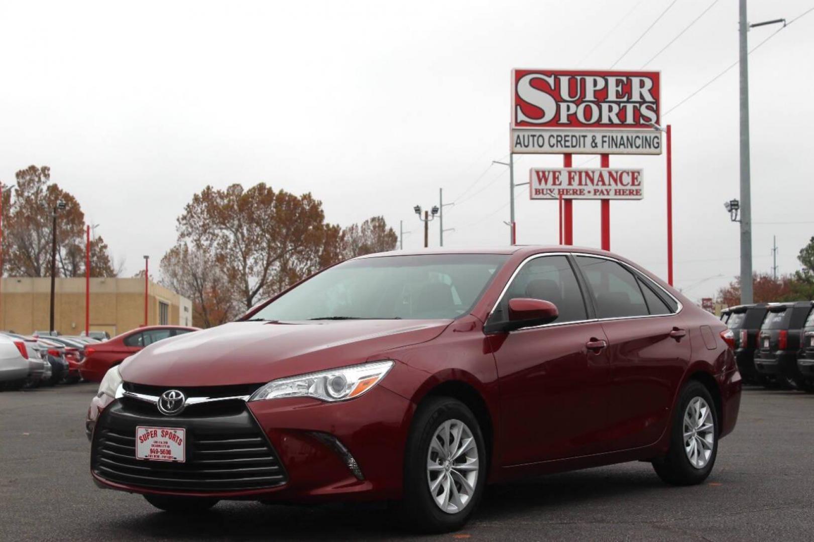 2017 Maroon Toyota Camry SE (4T1BF1FK9HU) with an 2.5L L4 DOHC 16V engine, 6A transmission, located at 4301 NW 39th , Oklahoma City, OK, 73112, (405) 949-5600, 35.512135, -97.598671 - Photo#6