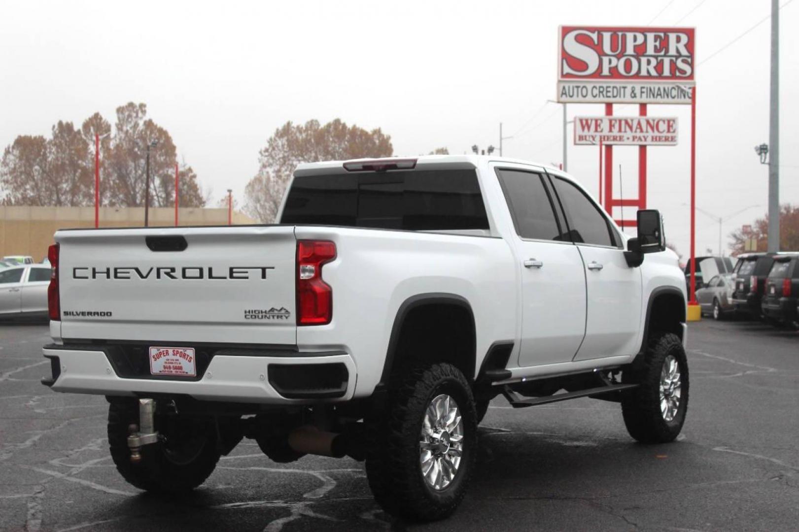 2020 White Chevrolet Silverado 2500HD High Country Crew Cab Long Box 4WD (1GC4YREY5LF) with an 6.6L V8 OHV 16V DIESEL engine, 6A transmission, located at 4301 NW 39th , Oklahoma City, OK, 73112, (405) 949-5600, 35.512135, -97.598671 - NO DRIVERS LICENCE NO-FULL COVERAGE INSURANCE-NO CREDIT CHECK. COME ON OVER TO SUPERSPORTS AND TAKE A LOOK AND TEST DRIVE. PLEASE GIVE US A CALL AT (405) 949-5600. NO LICENSIA DE MANEJAR- NO SEGURO DE COBERTURA TOTAL- NO VERIFICACCION DE CREDITO. POR FAVOR VENGAN A SUPERSPORTS, - Photo#3