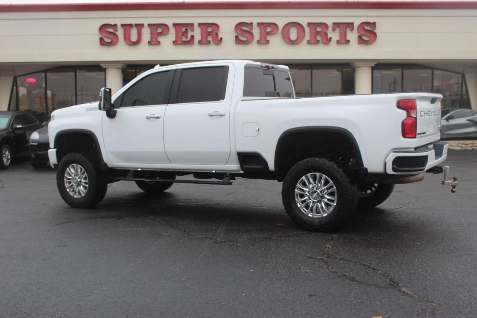 2020 White Chevrolet Silverado 2500HD High Country Crew Cab Long Box 4WD (1GC4YREY5LF) with an 6.6L V8 OHV 16V DIESEL engine, 6A transmission, located at 4301 NW 39th , Oklahoma City, OK, 73112, (405) 949-5600, 35.512135, -97.598671 - NO DRIVERS LICENCE NO-FULL COVERAGE INSURANCE-NO CREDIT CHECK. COME ON OVER TO SUPERSPORTS AND TAKE A LOOK AND TEST DRIVE. PLEASE GIVE US A CALL AT (405) 949-5600. NO LICENSIA DE MANEJAR- NO SEGURO DE COBERTURA TOTAL- NO VERIFICACCION DE CREDITO. POR FAVOR VENGAN A SUPERSPORTS, - Photo#5