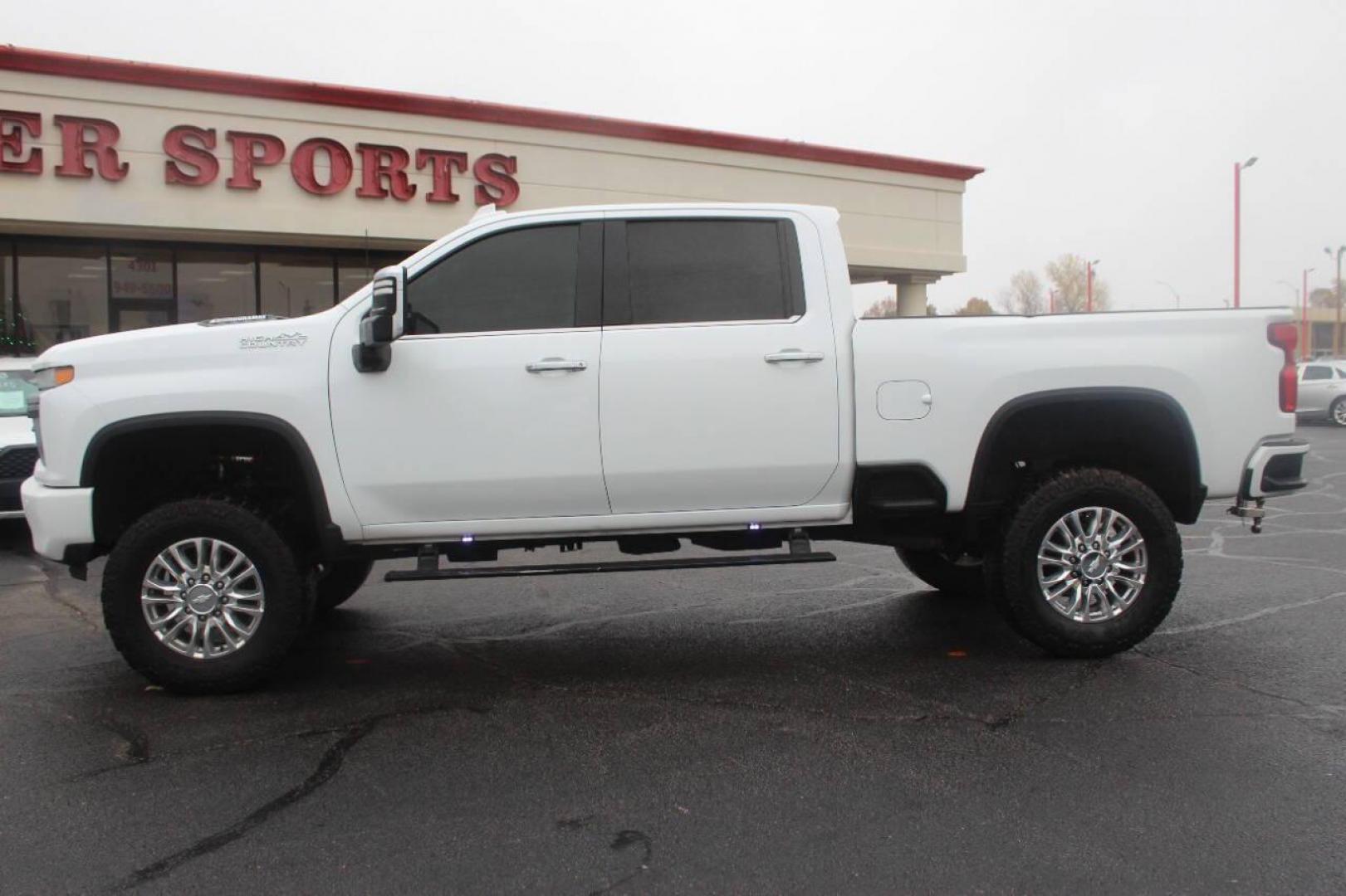 2020 White Chevrolet Silverado 2500HD High Country Crew Cab Long Box 4WD (1GC4YREY5LF) with an 6.6L V8 OHV 16V DIESEL engine, 6A transmission, located at 4301 NW 39th , Oklahoma City, OK, 73112, (405) 949-5600, 35.512135, -97.598671 - NO DRIVERS LICENCE NO-FULL COVERAGE INSURANCE-NO CREDIT CHECK. COME ON OVER TO SUPERSPORTS AND TAKE A LOOK AND TEST DRIVE. PLEASE GIVE US A CALL AT (405) 949-5600. NO LICENSIA DE MANEJAR- NO SEGURO DE COBERTURA TOTAL- NO VERIFICACCION DE CREDITO. POR FAVOR VENGAN A SUPERSPORTS, - Photo#6