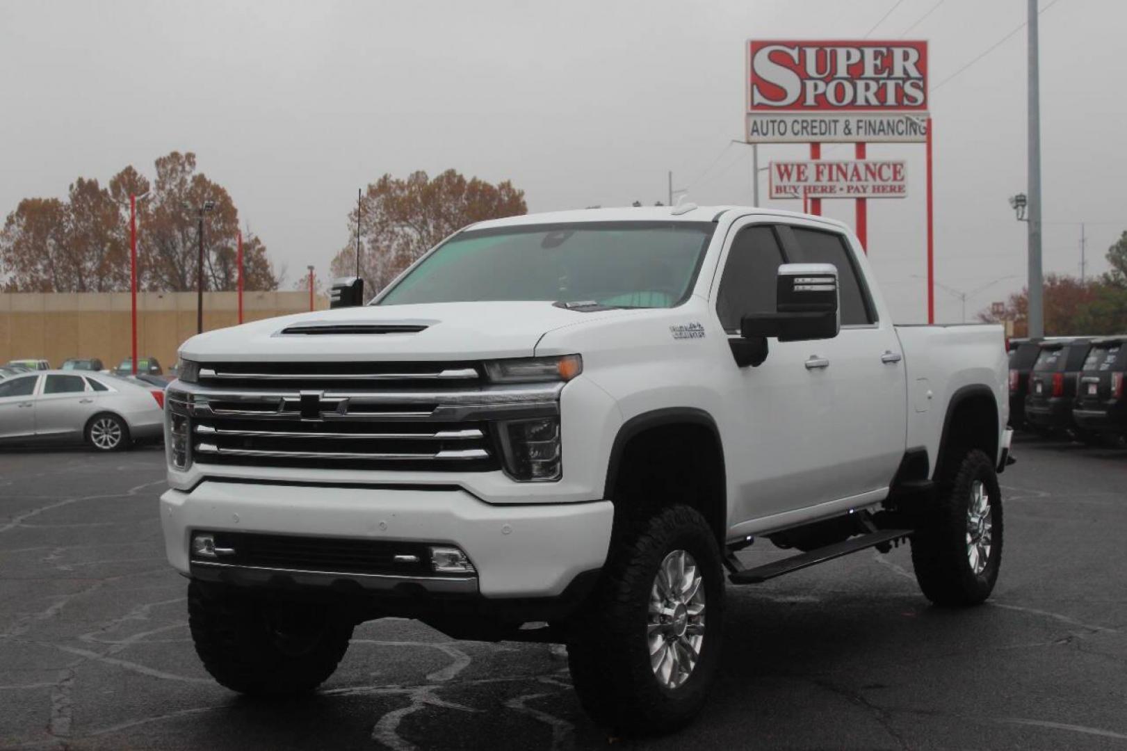 2020 White Chevrolet Silverado 2500HD High Country Crew Cab Long Box 4WD (1GC4YREY5LF) with an 6.6L V8 OHV 16V DIESEL engine, 6A transmission, located at 4301 NW 39th , Oklahoma City, OK, 73112, (405) 949-5600, 35.512135, -97.598671 - NO DRIVERS LICENCE NO-FULL COVERAGE INSURANCE-NO CREDIT CHECK. COME ON OVER TO SUPERSPORTS AND TAKE A LOOK AND TEST DRIVE. PLEASE GIVE US A CALL AT (405) 949-5600. NO LICENSIA DE MANEJAR- NO SEGURO DE COBERTURA TOTAL- NO VERIFICACCION DE CREDITO. POR FAVOR VENGAN A SUPERSPORTS, - Photo#7