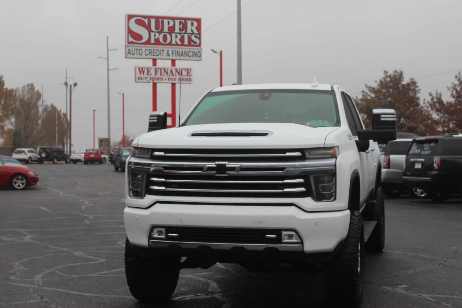 2020 White Chevrolet Silverado 2500HD High Country Crew Cab Long Box 4WD (1GC4YREY5LF) with an 6.6L V8 OHV 16V DIESEL engine, 6A transmission, located at 4301 NW 39th , Oklahoma City, OK, 73112, (405) 949-5600, 35.512135, -97.598671 - NO DRIVERS LICENCE NO-FULL COVERAGE INSURANCE-NO CREDIT CHECK. COME ON OVER TO SUPERSPORTS AND TAKE A LOOK AND TEST DRIVE. PLEASE GIVE US A CALL AT (405) 949-5600. NO LICENSIA DE MANEJAR- NO SEGURO DE COBERTURA TOTAL- NO VERIFICACCION DE CREDITO. POR FAVOR VENGAN A SUPERSPORTS, - Photo#8