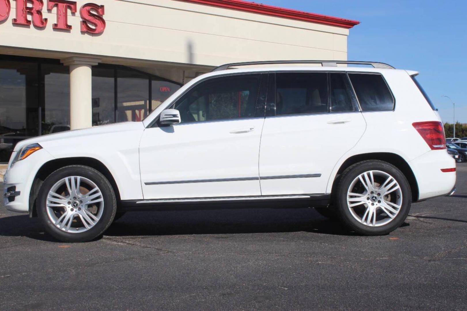 2013 White Mercedes-Benz GLK-Class GLK350 4MATIC (WDCGG8JB0DG) with an 3.5L V6 DOHC 24V engine, 7-Speed Automatic transmission, located at 4301 NW 39th , Oklahoma City, OK, 73112, (405) 949-5600, 35.512135, -97.598671 - NO DRIVERS LICENCE NO-FULL COVERAGE INSURANCE-NO CREDIT CHECK. COME ON OVER TO SUPERSPORTS AND TAKE A LOOK AND TEST DRIVE. PLEASE GIVE US A CALL AT (405) 949-5600. NO LICENSIA DE MANEJAR- NO SEGURO DE COBERTURA TOTAL- NO VERIFICACCION DE CREDITO. POR FAVOR VENGAN A SUPERSPORTS, - Photo#5