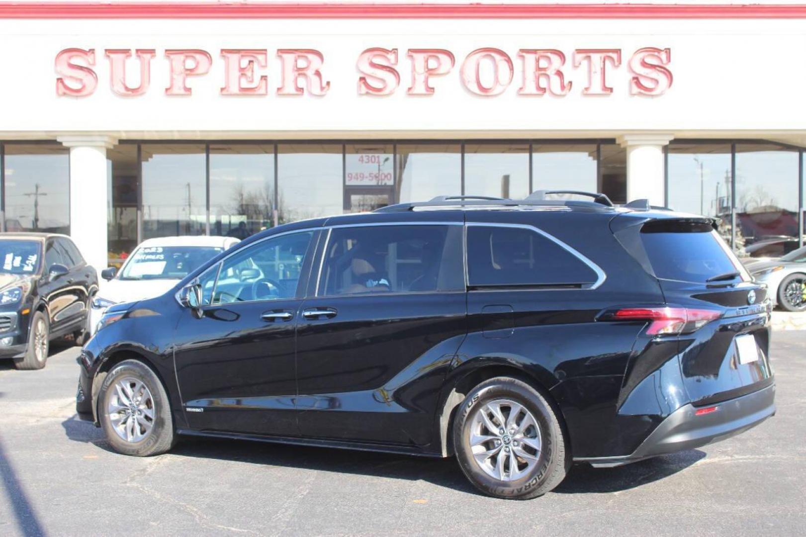 2021 Black Toyota Sienna XLE 7-Passenger (5TDYRKEC5MS) with an 2.5L L4 DOHC 16V HYBRID engine, CVT transmission, located at 4301 NW 39th , Oklahoma City, OK, 73112, (405) 949-5600, 35.512135, -97.598671 - NO DRIVERS LICENCE NO-FULL COVERAGE INSURANCE-NO CREDIT CHECK. COME ON OVER TO SUPERSPORTS AND TAKE A LOOK AND TEST DRIVE. PLEASE GIVE US A CALL AT (405) 949-5600. NO LICENSIA DE MANEJAR- NO SEGURO DE COBERTURA TOTAL- NO VERIFICACCION DE CREDITO. POR FAVOR VENGAN A SUPERSPORTS, ECHE U - Photo#4