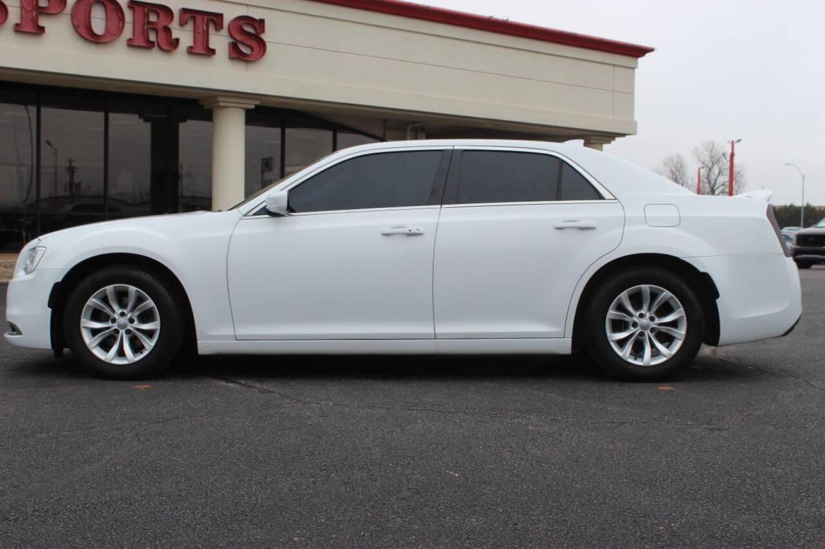 2016 White Chrysler 300 Limited RWD (2C3CCAAG5GH) with an 3.6L V6 SOHC 24V engine, 8A transmission, located at 4301 NW 39th , Oklahoma City, OK, 73112, (405) 949-5600, 35.512135, -97.598671 - NO DRIVERS LICENCE NO-FULL COVERAGE INSURANCE-NO CREDIT CHECK. COME ON OVER TO SUPERSPORTS AND TAKE A LOOK AND TEST DRIVE. PLEASE GIVE US A CALL AT (405) 949-5600. NO LICENSIA DE MANEJAR- NO SEGURO DE COBERTURA TOTAL- NO VERIFICACCION DE CREDITO. POR FAVOR VENGAN A SUPERSPORTS, ECHE U - Photo#5