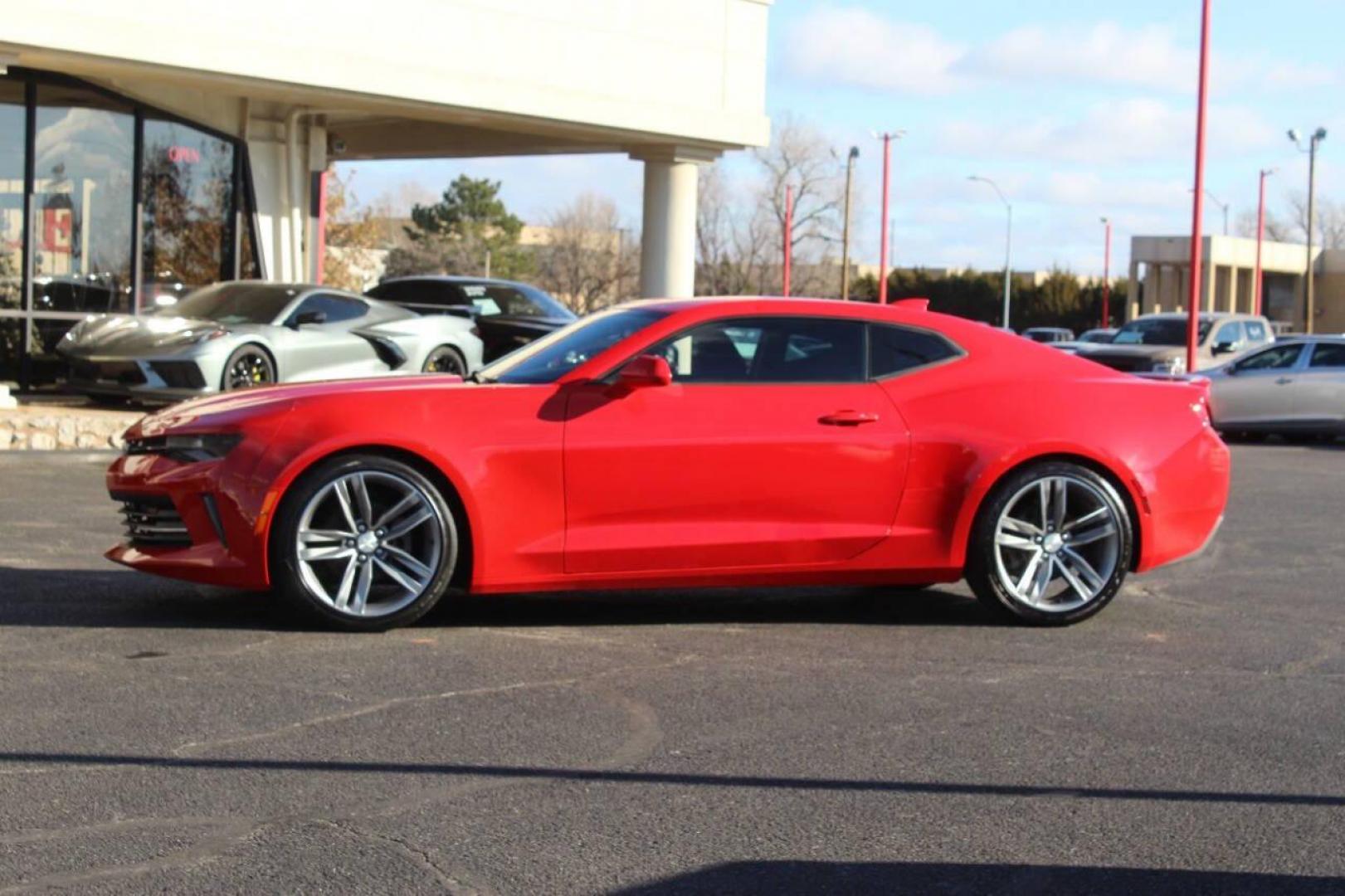 2018 Red Chevrolet Camaro 1LT Coupe (1G1FB1RS6J0) with an 3.6L V6 DOHC 24V engine, 6A transmission, located at 4301 NW 39th , Oklahoma City, OK, 73112, (405) 949-5600, 35.512135, -97.598671 - NO DRIVERS LICENCE NO-FULL COVERAGE INSURANCE-NO CREDIT CHECK. COME ON OVER TO SUPERSPORTS AND TAKE A LOOK AND TEST DRIVE. PLEASE GIVE US A CALL AT (405) 949-5600. NO LICENSIA DE MANEJAR- NO SEGURO DE COBERTURA TOTAL- NO VERIFICACCION DE CREDITO. POR FAVOR VENGAN A SUPERSPORTS, ECHE UN - Photo#5