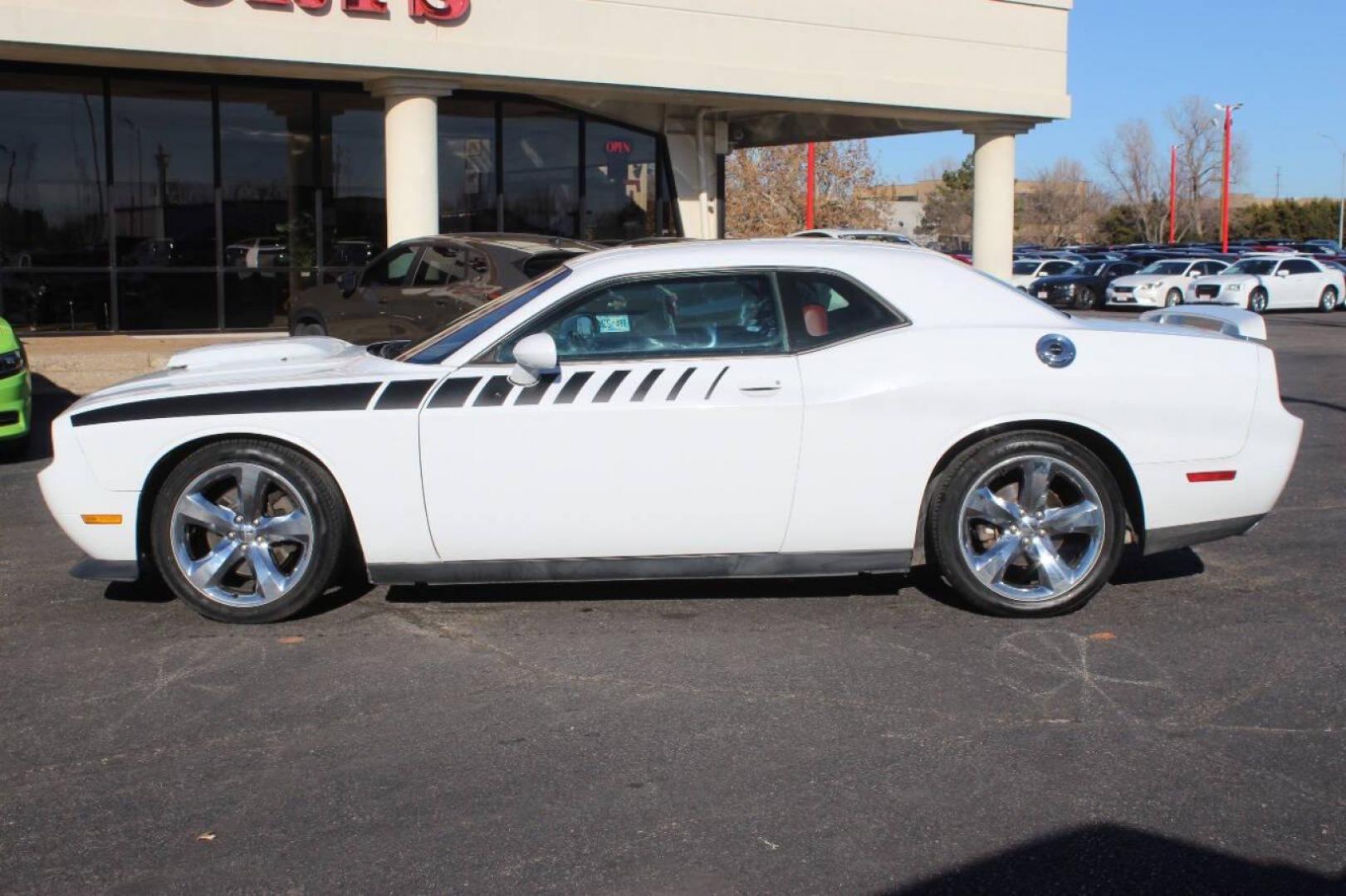 2014 White Dodge Challenger R/T (2C3CDYBT8EH) with an 5.7L V8 OHV 16V engine, Automatic 5-Speed transmission, located at 4301 NW 39th , Oklahoma City, OK, 73112, (405) 949-5600, 35.512135, -97.598671 - NO DRIVERS LICENCE NO-FULL COVERAGE INSURANCE-NO CREDIT CHECK. COME ON OVER TO SUPERSPORTS AND TAKE A LOOK AND TEST DRIVE. PLEASE GIVE US A CALL AT (405) 949-5600. NO LICENSIA DE MANEJAR- NO SEGURO DE COBERTURA TOTAL- NO VERIFICACCION DE CREDITO. POR FAVOR VENGAN A SUPERSPORTS, ECHE UN - Photo#5