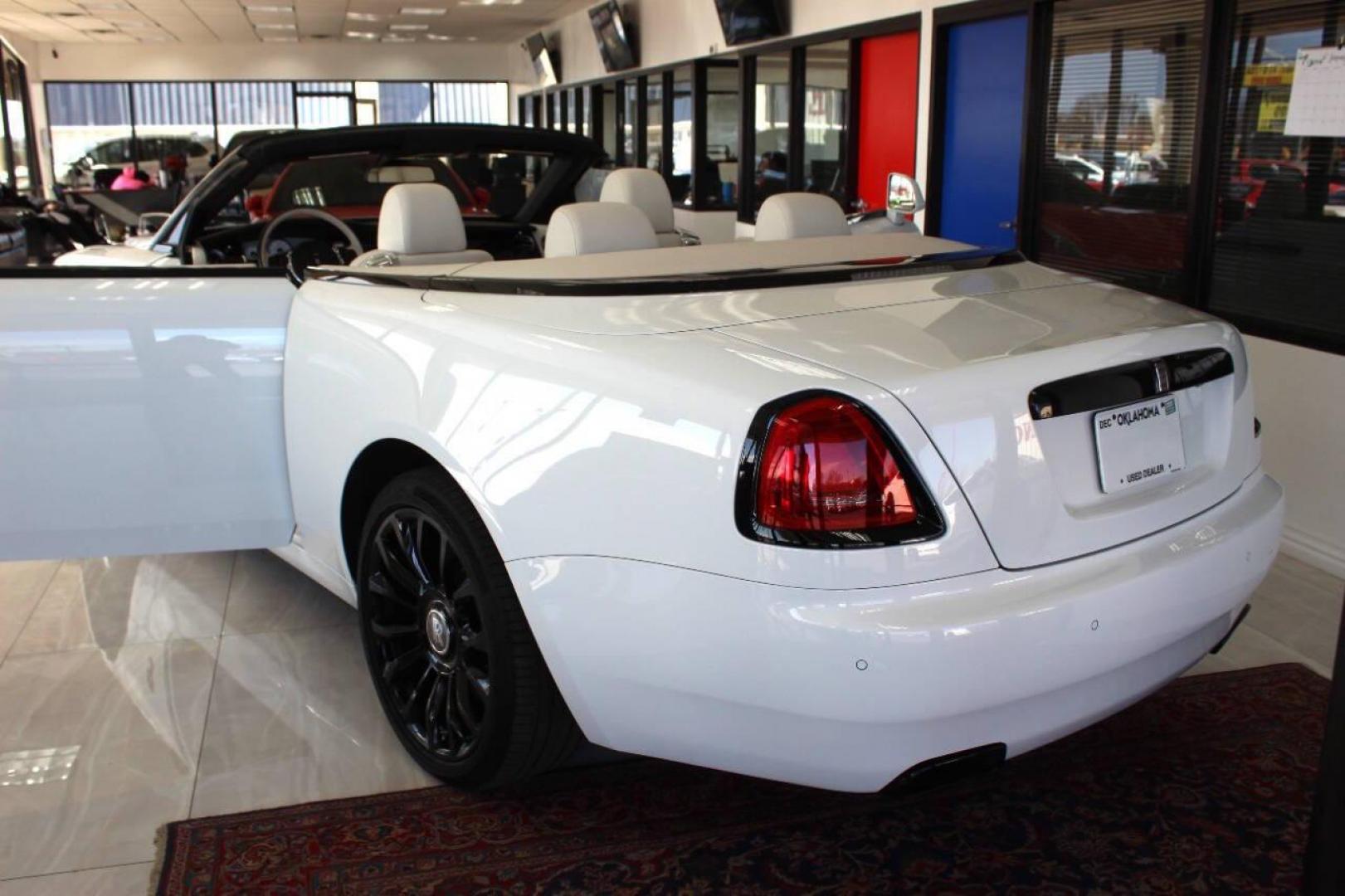 2021 White Rolls-Royce Dawn with an 6.6L V12 Twin Turbocharger 6.6L V12 engine, Automatic 8-Speed transmission, located at 4301 NW 39th , Oklahoma City, OK, 73112, (405) 949-5600, 35.512135, -97.598671 - NO DRIVERS LICENCE NO-FULL COVERAGE INSURANCE-NO CREDIT CHECK. COME ON OVER TO SUPERSPORTS AND TAKE A LOOK AND TEST DRIVE. PLEASE GIVE US A CALL AT (405) 949-5600. NO LICENSIA DE MANEJAR- NO SEGURO DE COBERTURA TOTAL- NO VERIFICACCION DE CREDITO. POR FAVOR VENGAN A SUPERSPORTS, ECHE UN - Photo#9