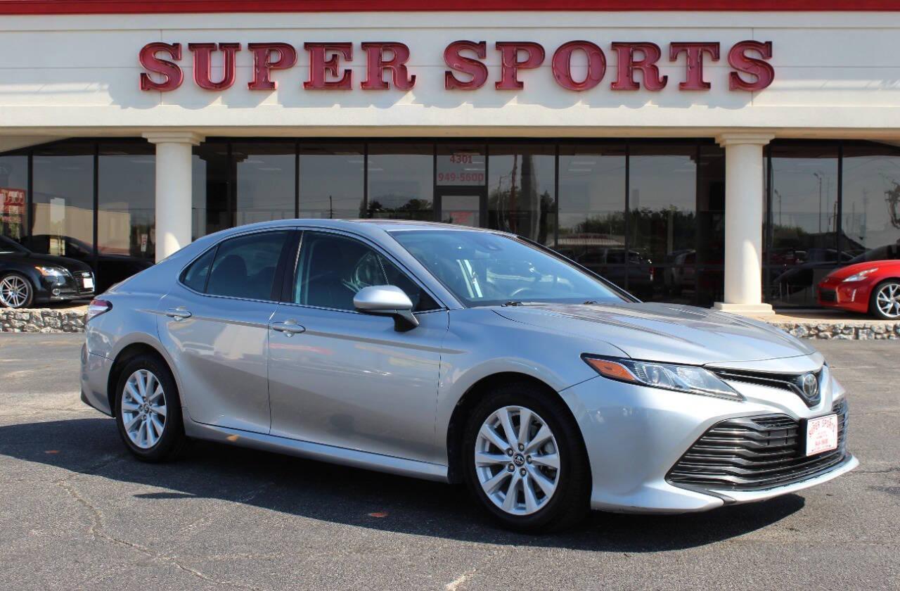2019 Toyota Camry LE's photo