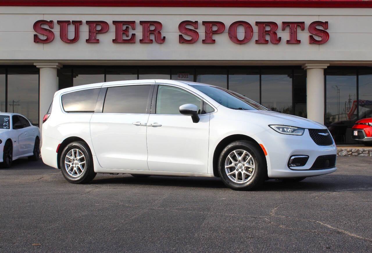 2023 Chrysler Pacifica Touring L's photo